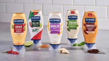 Een assortiment van Hellmann's gearomatiseerde mayoproducten uit het Unilever Foods-portfolio.