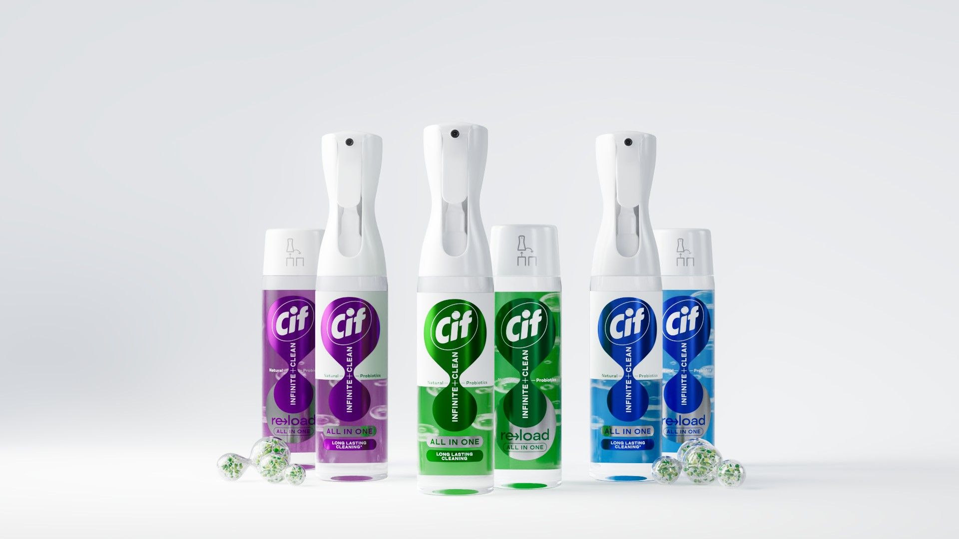 De afbeelding toont drie Cif-reinigingsproducten in plastic spuitflessen met navulverpakkingen ernaast. Er zijn drie verschillende productvarianten met paarse, groene en blauwe labels.