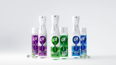 De afbeelding toont drie Cif-reinigingsproducten in plastic spuitflessen met navulverpakkingen ernaast. Er zijn drie verschillende productvarianten met paarse, groene en blauwe labels.