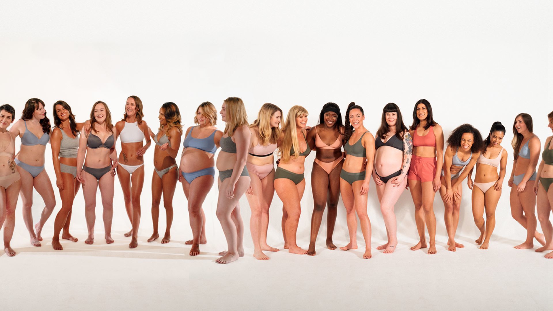 Een groep echte vrouwen in hun ondergoed.