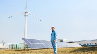 Man die voor zonnepanelen staat