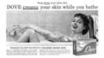 Een vintage reclame voor Dove uit de jaren zestig. Er is een vrouw afgebeeld die haar huid inzeept met een Dove Bar in een bad.