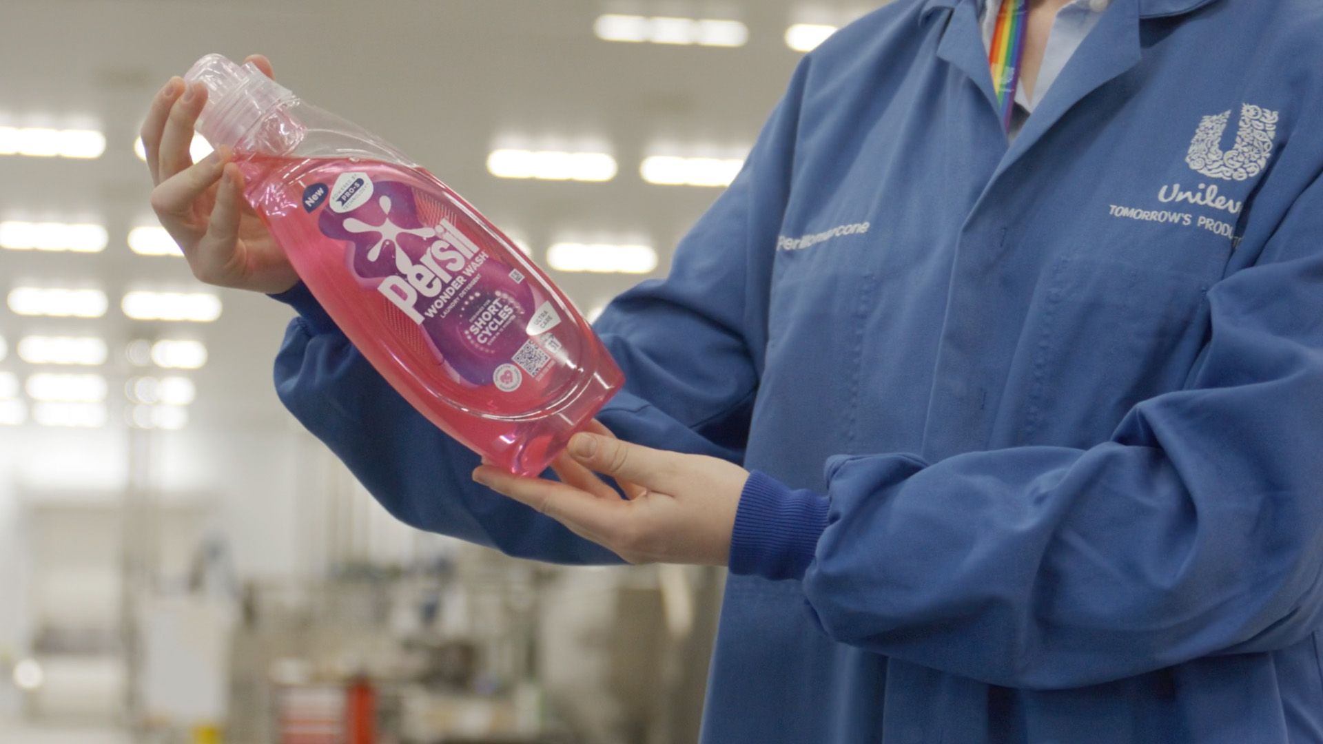 Unilever-wetenschapper inspecteert Wonder Wash-fles van gerecycled plastic