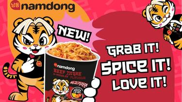 Op de banner zie je een Tijger die de pot noodles vast houd. Daarbij staat de tekst; “Grab it, spice it, love it”.