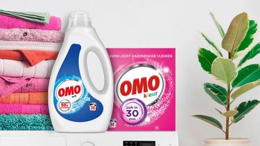 Op de banner zie je een wasmachine met daarop verschillende kledingstukken opgevouwen. Ook staat er een fles OMO Wit Vloeibaar wasmiddel en een doos OMO Kleur waspoeder op.